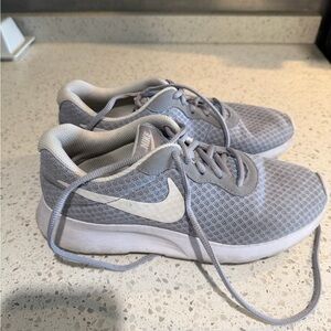 Used gray nike women’s sneaker